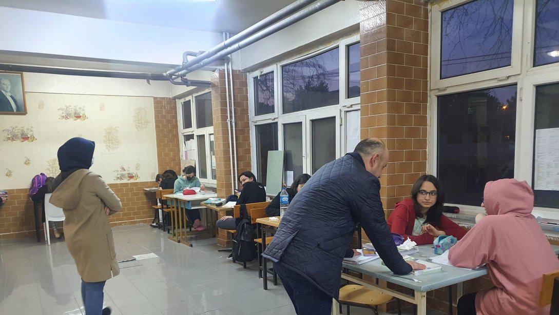 İlçe Milli Eğitim Müdürümüz Emrah DEMİRAL Borsa İstanbul Fen Lisesi Öğrencilerini Etüt Saatlerinde Ziyaret Etti.