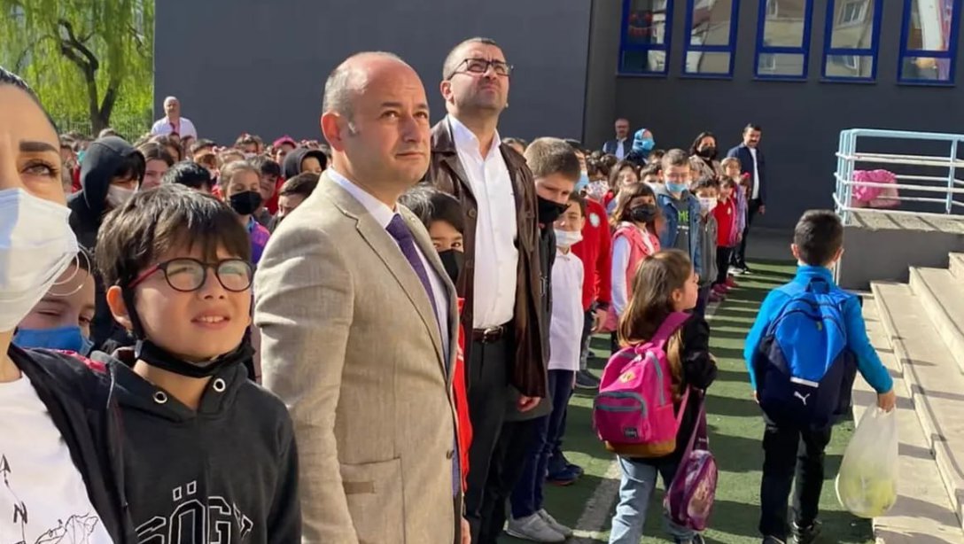 İlçe Milli Eğitim Müdürümüz Emrah DEMİRAL Güne Şehit Öğretmen Gürhan Yardım İlk-Ortaokulu'nda Bayrak Törenine Katılarak Başladı