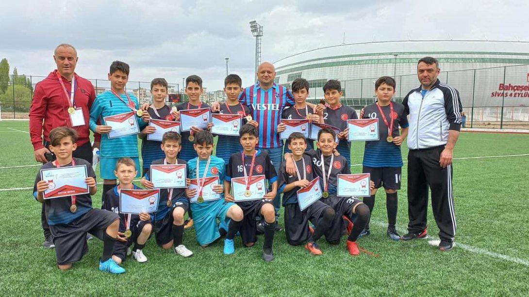 Merkez Ortaokulu Küçük Futbol Takımımız Türkiye Şampiyonasına Gitmeye Hak Kazandı