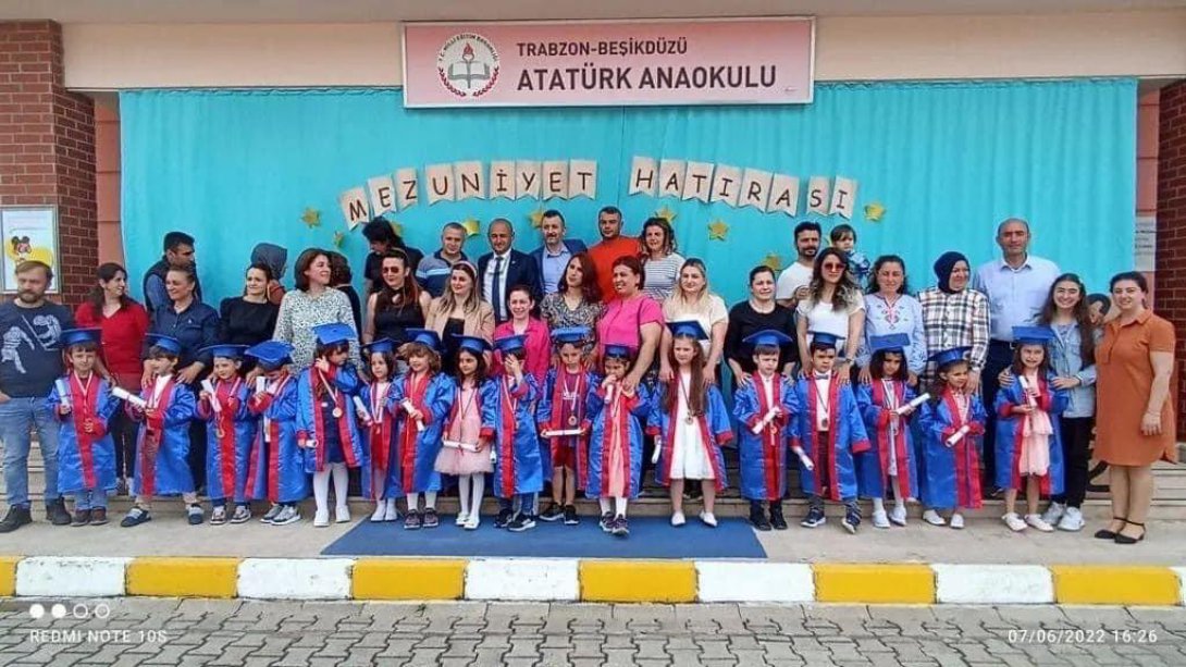 İlçe Milli Eğitim Müdürümüz Emrah DEMİRAL Atatürk Anaokulu 5 Yaş Grubu Öğrencilerimizin Mezuniyet Programına Katıldı.