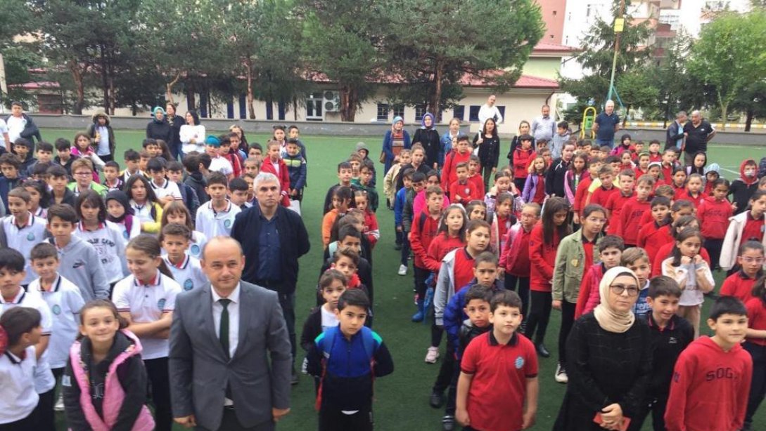 Haftaya Şehit Öğretmen Gürhan Yardım İlkokulu-Ortaokulu'nda Bayrak Töreni İle Başladık