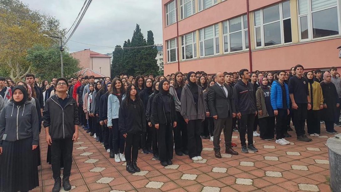 Haftaya Borsa İstanbul Fen Lisesi'nde Bayrak Töreni İle Başladık.