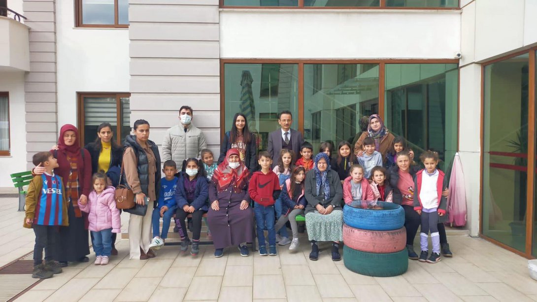 Merkez İlkokulu 2-A Sınıfı Öğrencileri Huzurevine Gezi Düzenlediler.