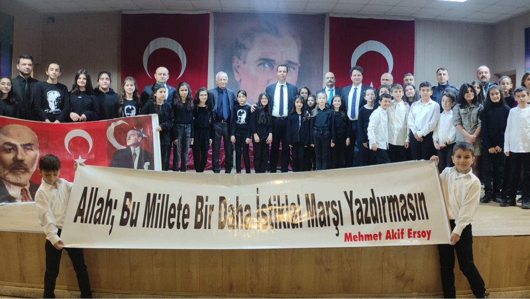 Borsa İstanbul Fen Lisesi Çok Amaçlı Salonu'nda Mehmet Akif Ersoy'u Anma Programı gerçekleştirildi.