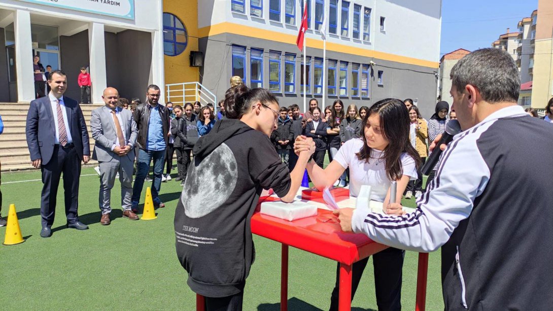 Şehit Öğretmen Gürhan Yardım Ortaokulu'muzda Sağ Kol Bilek Güreşi Müsabakası Düzenlendi.