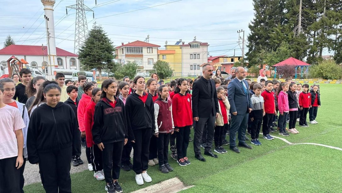 İlçe Milli Eğitim Müdürümüz Emrah Demiral Yeni Haftaya Akkese İlkokulu-Ortaokulumuzda Bayrak Töreni İle Başladı