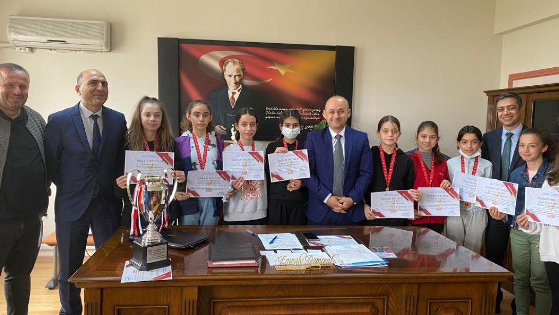 Türkiye Dördüncüsü Olan Halk Oyunları Ekibimiz İlçe Milli Eğitim Müdürümüze Ziyarette Bulundu