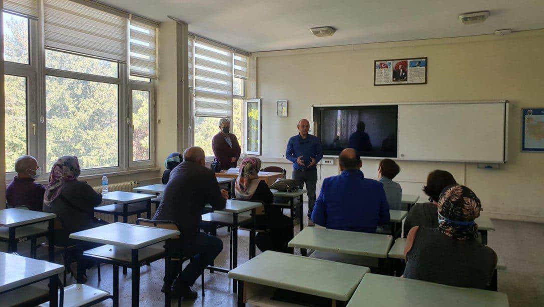 İlçe Milli Eğitim Müdürümüz Emrah DEMİRAL Borsa İstanbul Fen Lisesi'nde Düzenlenen Veli Toplantılarına Ziyarette Bulundu