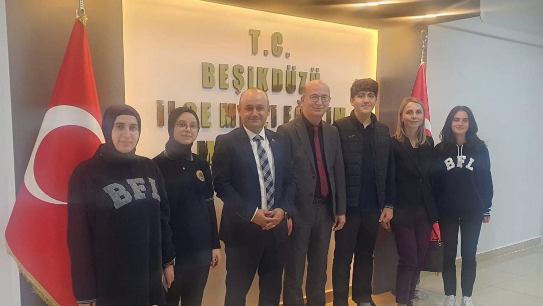 Erasmus Projesi Kapsamında Yurt Dışı Hareketliliğinden Gelen Borsa İstanbul Fen Lisesi Öğretmenlerimiz ve Öğrencilerimiz İlçe Milli Eğitim Müdürümüz Emrah DEMİRAL'a Ziyarette Bulundular.