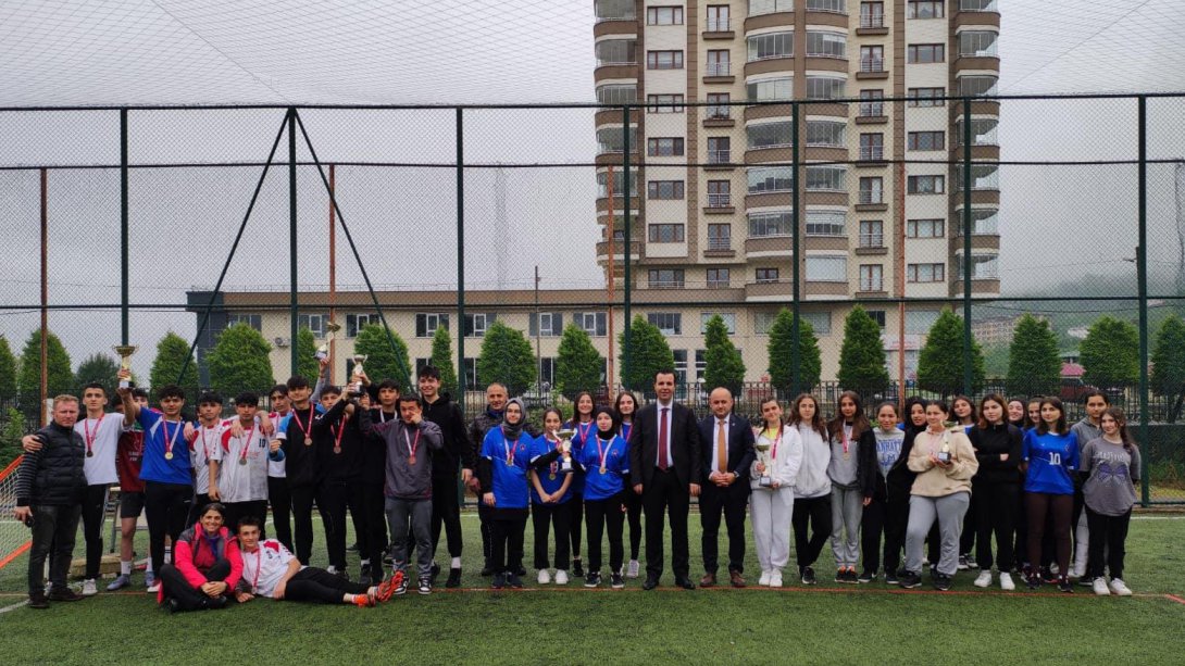 İlçemizde 19 Mayıs Atatürk'ü Anma, Gençlik ve Spor Bayramı Etkinlikleri Çerçevesinde Ayak Tenisi Turnuvası Düzenlendi.