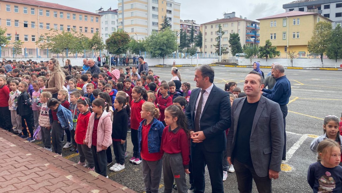 Güne Merkez İlkokulu'nda Bayrak Töreniyle Başladık