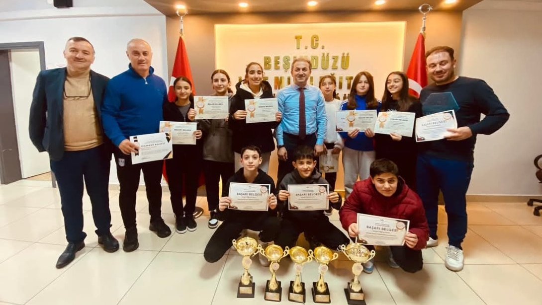 Merkez Ortaokulu İl İkincisi Masa Tenisi Takımı ve İl Üçüncüsü  Kız Futsal Takımının Ziyareti